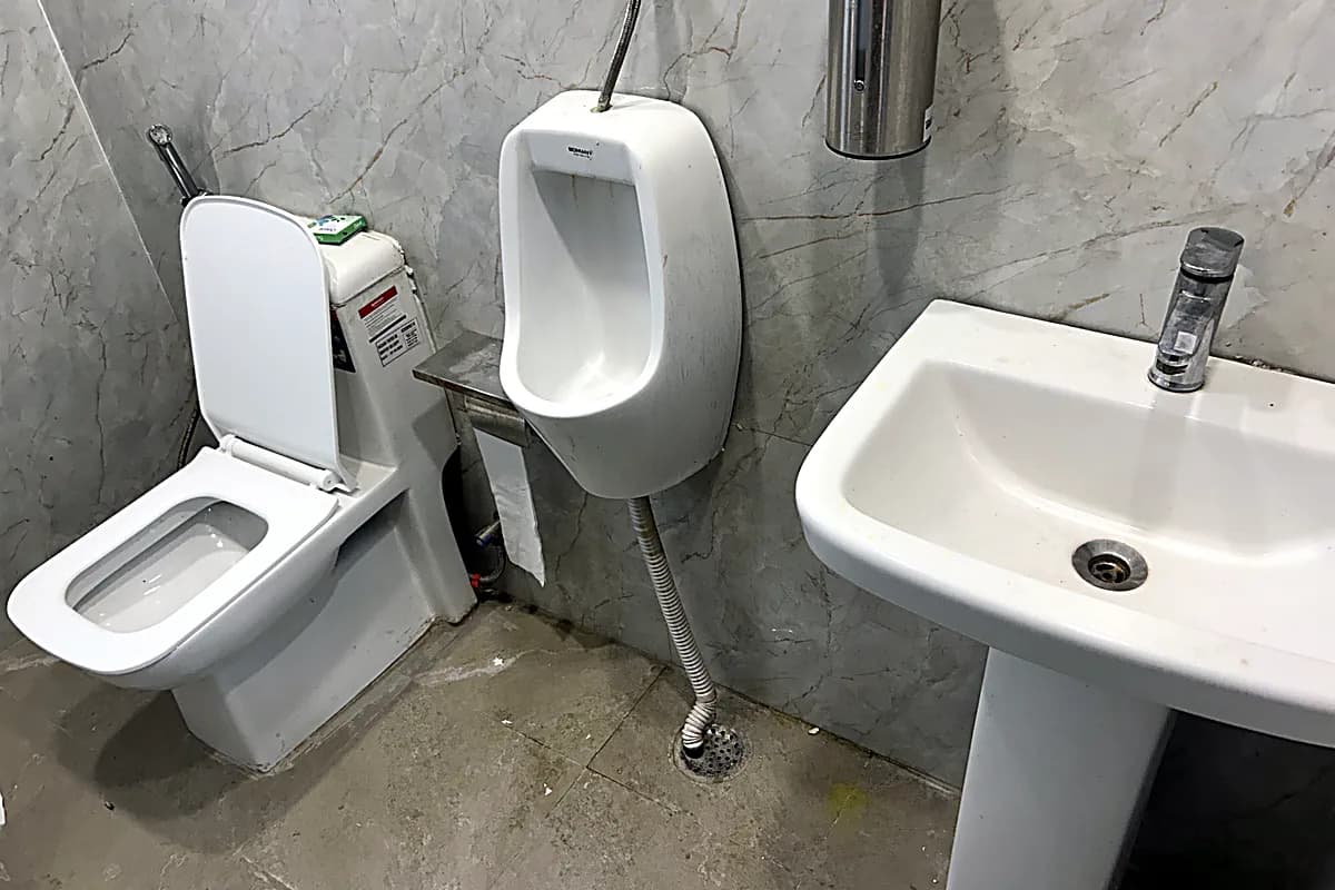 Professional commercial washroom deep cleaning - office hygiene in Noida